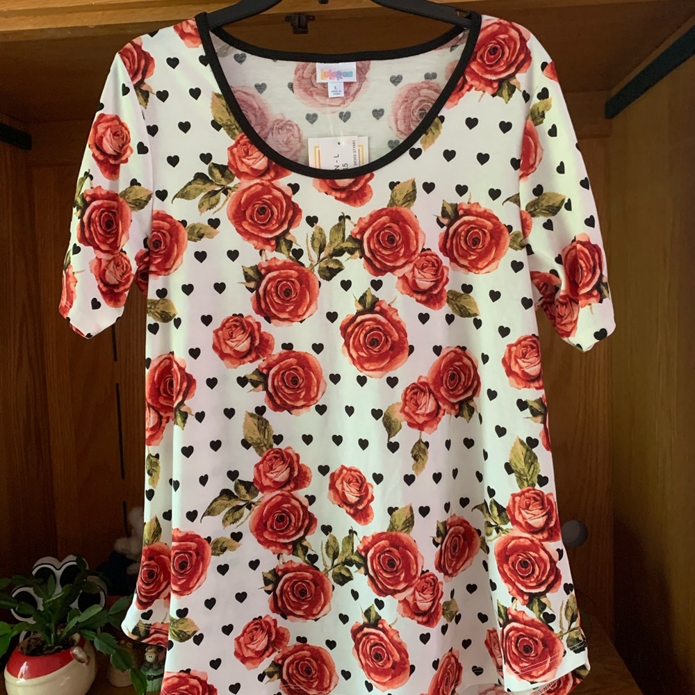 LuLaRoe Red Rose and Black Heart Short Sleeve Top